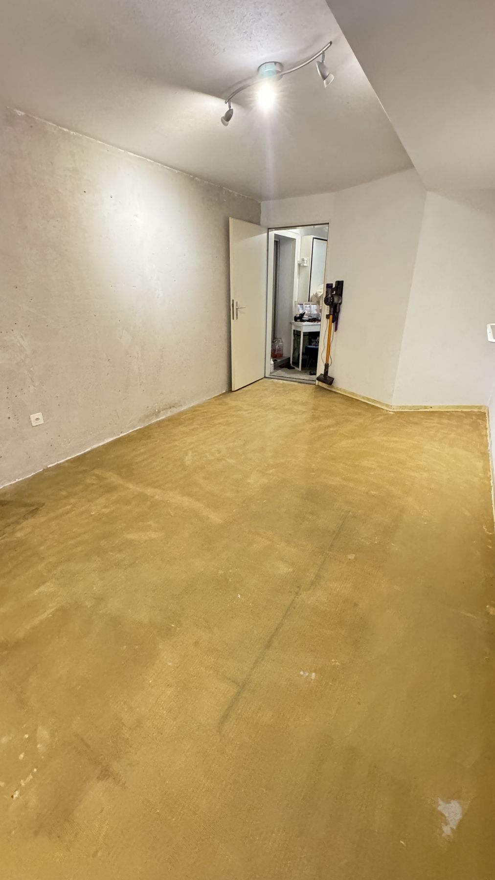 Pièce avec support ragréé avant pose du parquet - Reconvilier