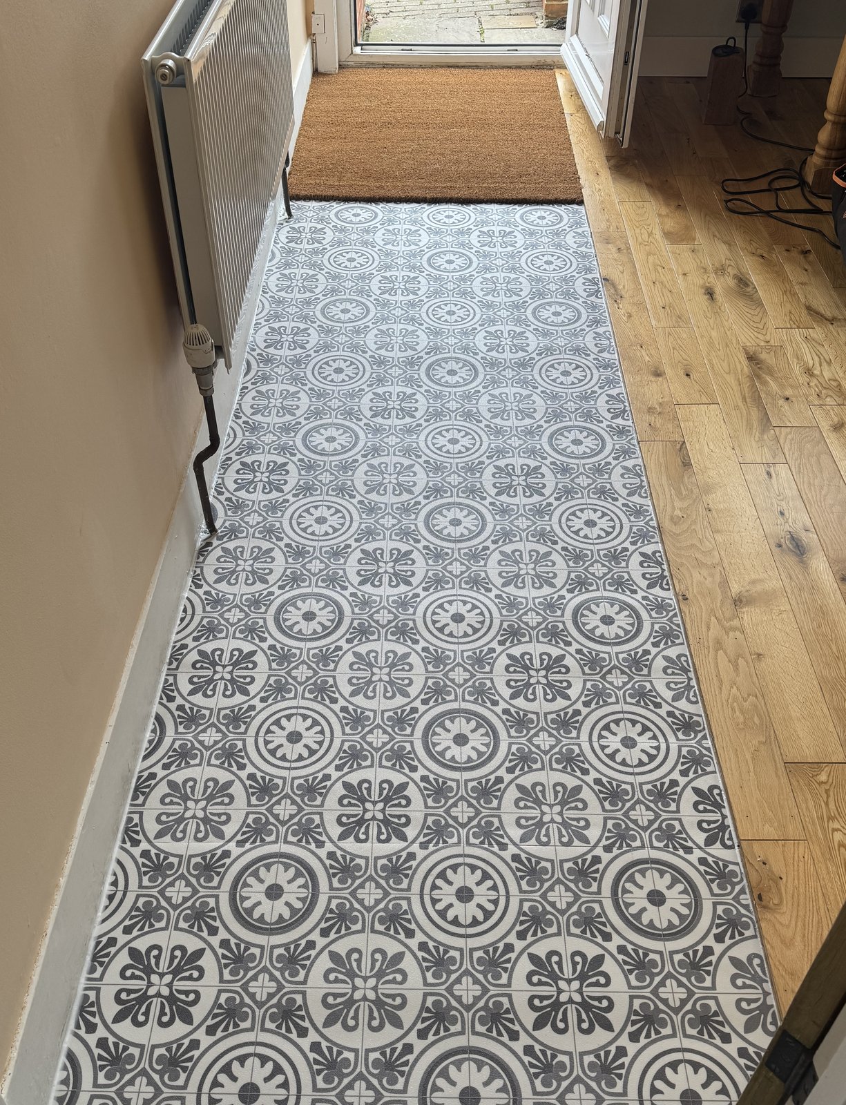 Couloir avec linoléum motif cimentine gris et blanc - après
