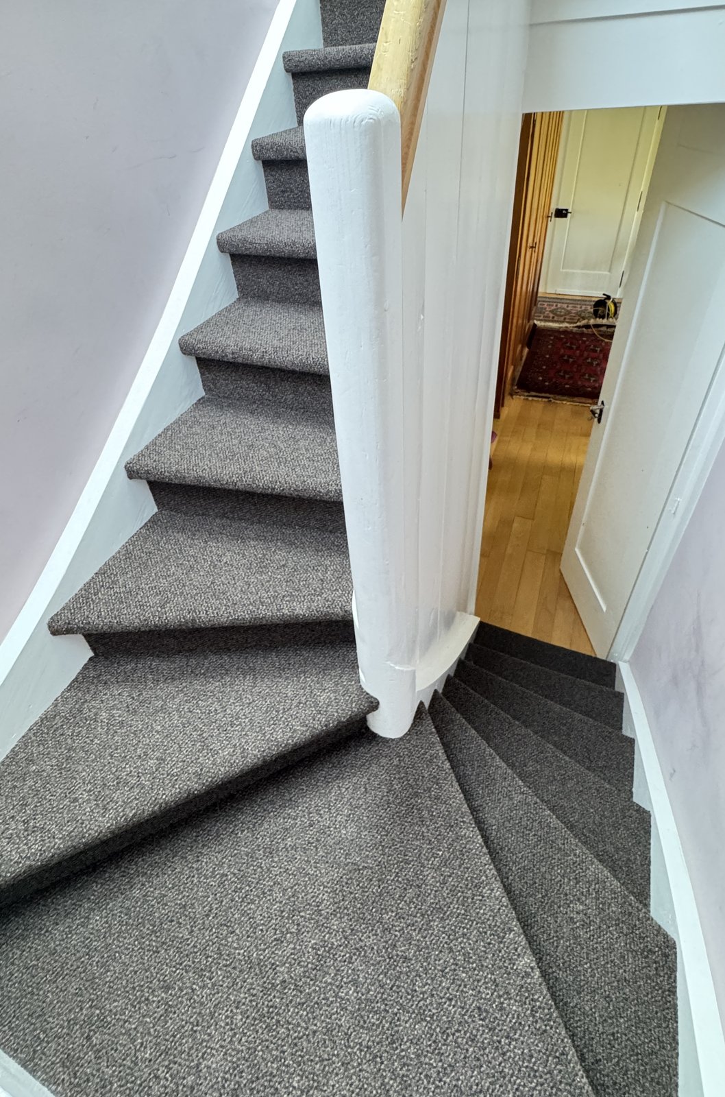 Escalier avec moquette gris foncé posée - après