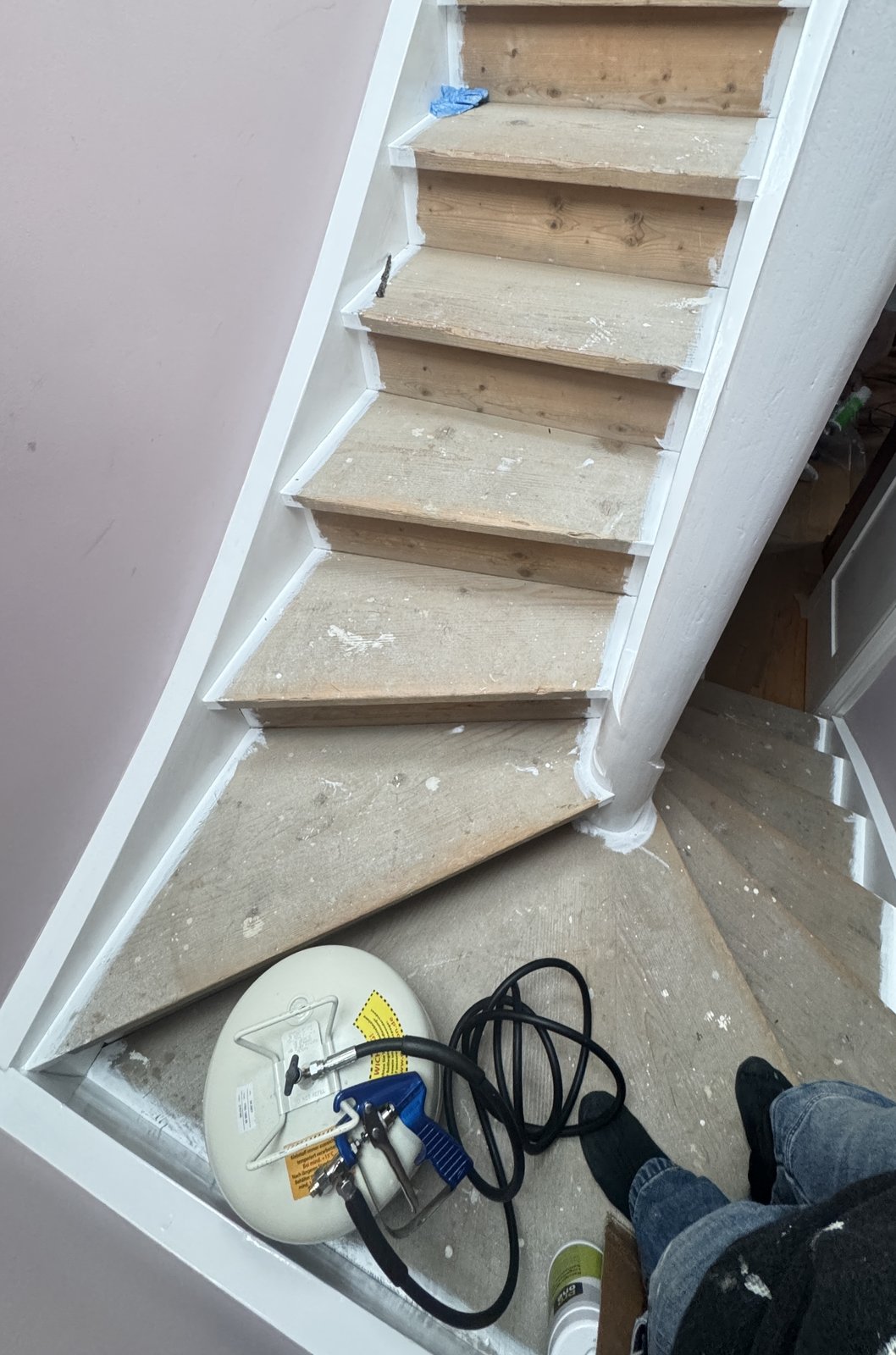 Escalier en bois nu avant pose moquette