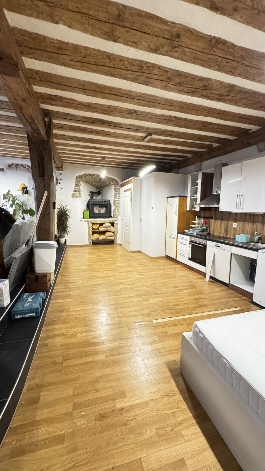Pièce avec parquet stratifié à déposer - avant