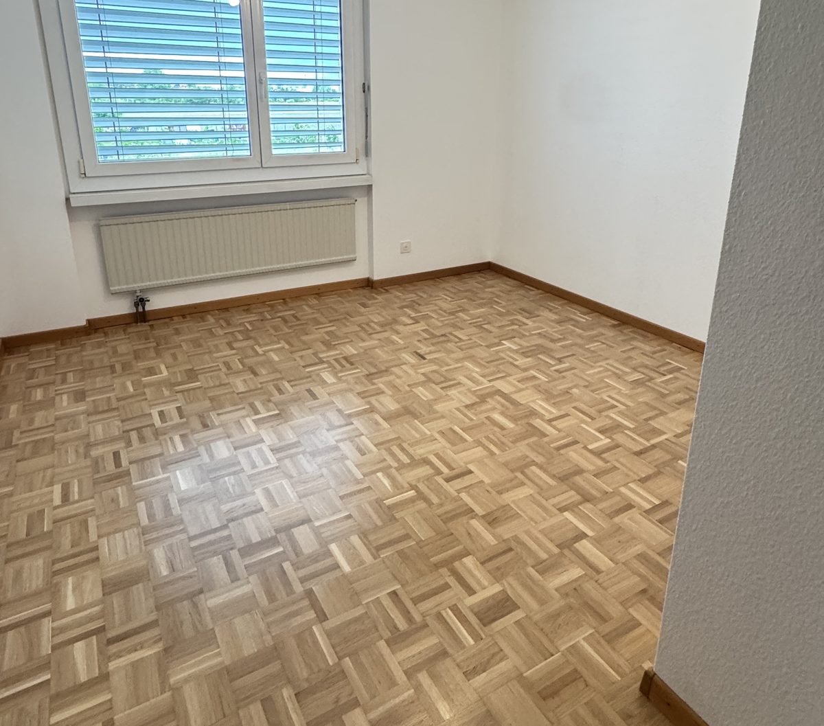 Parquet de chambre poncé et vitrifié - après restauration