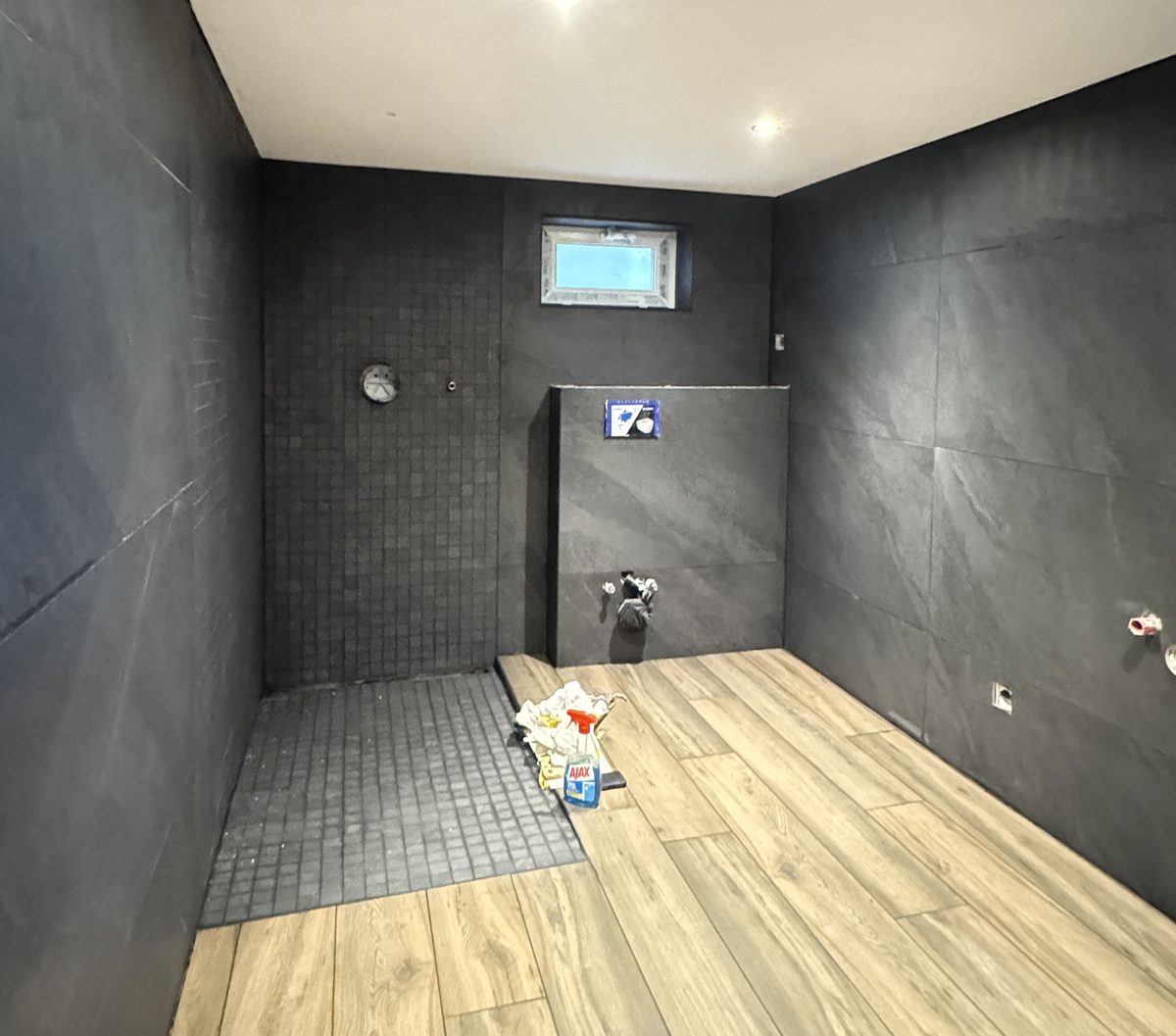 Salle de bain carrelée terminée - carrelage grand format et sol imitation bois