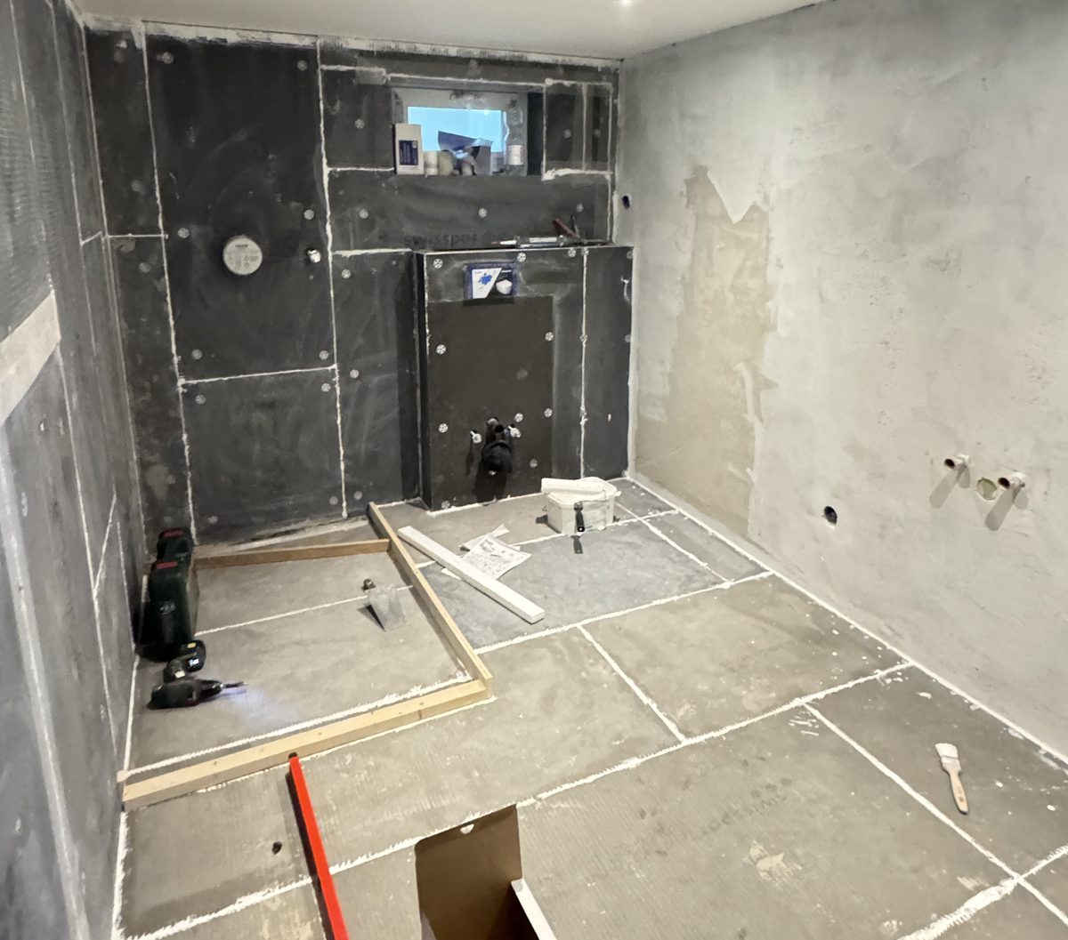 Salle de bain en travaux - étanchéité et préparation avant carrelage