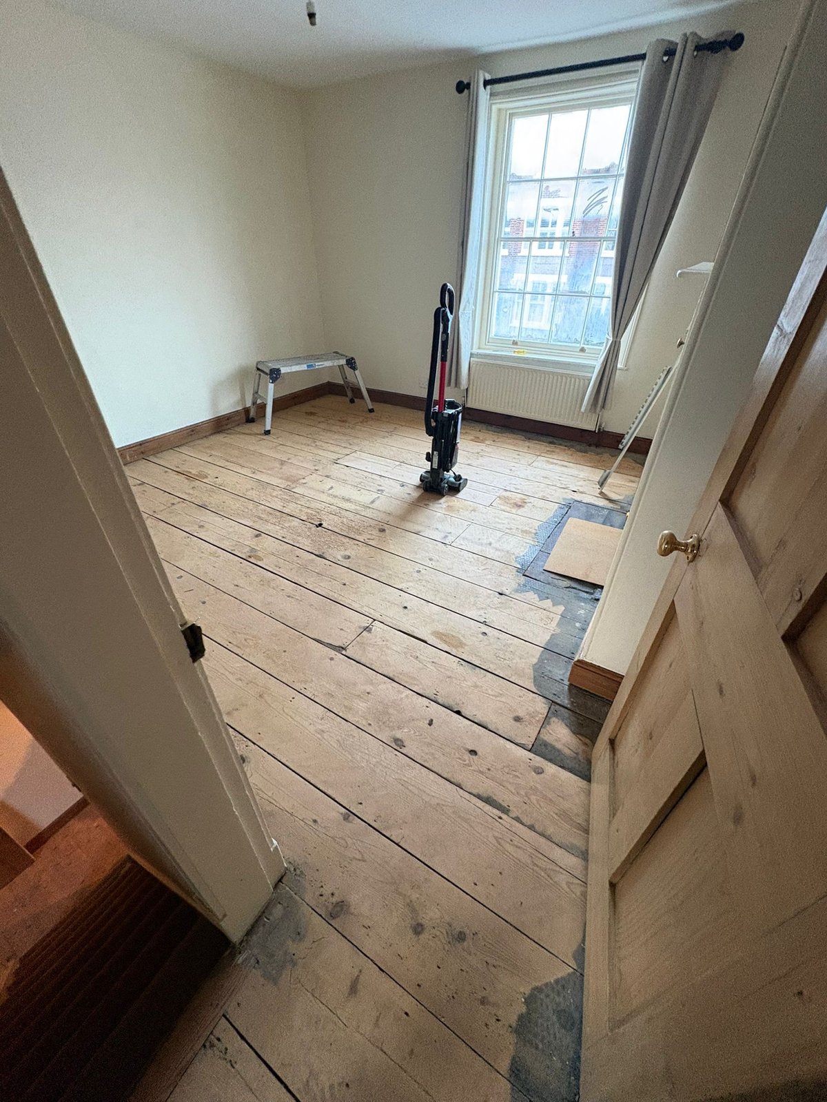 Plancher ancien sale et abîmé - avant restauration
