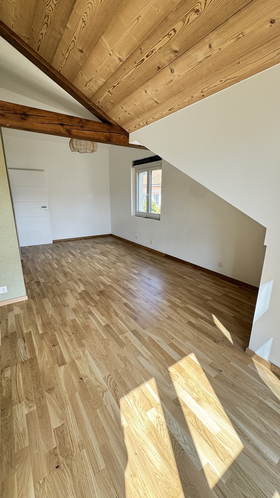 Combles avec parquet contrecollé chêne posé - après