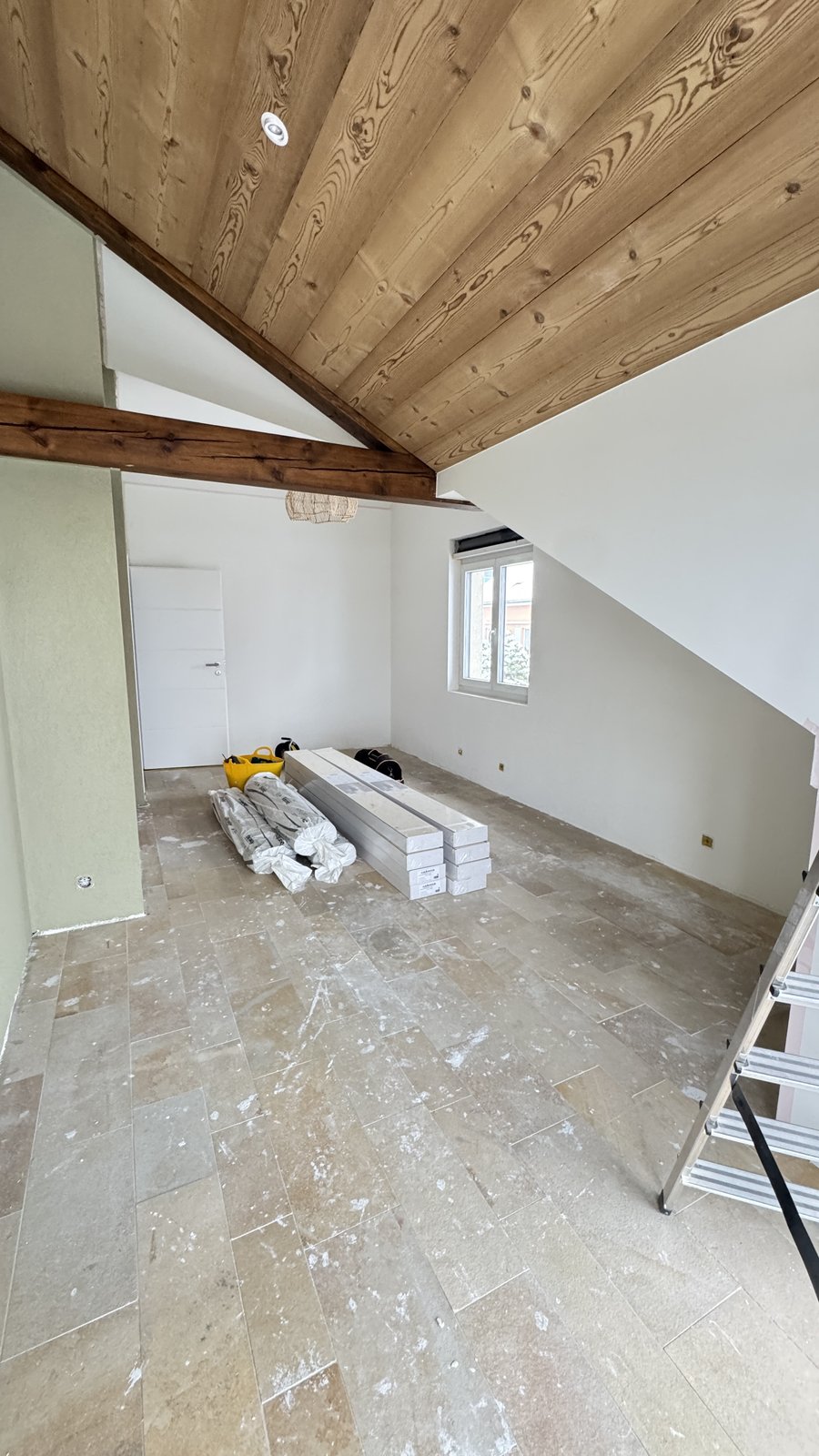 Combles avec carrelage existant et boîtes de parquet - avant